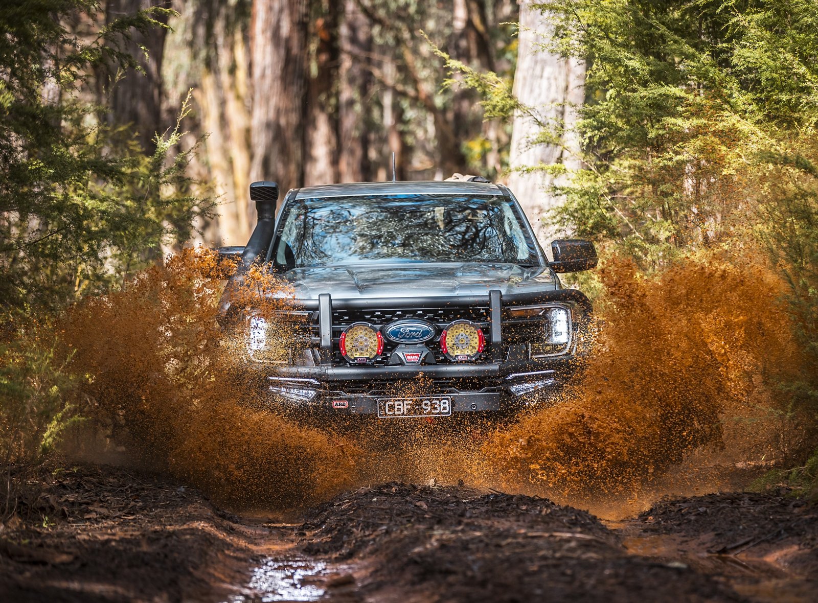 Ford Ranger con equipamiento ARB atravesando un camino con barro