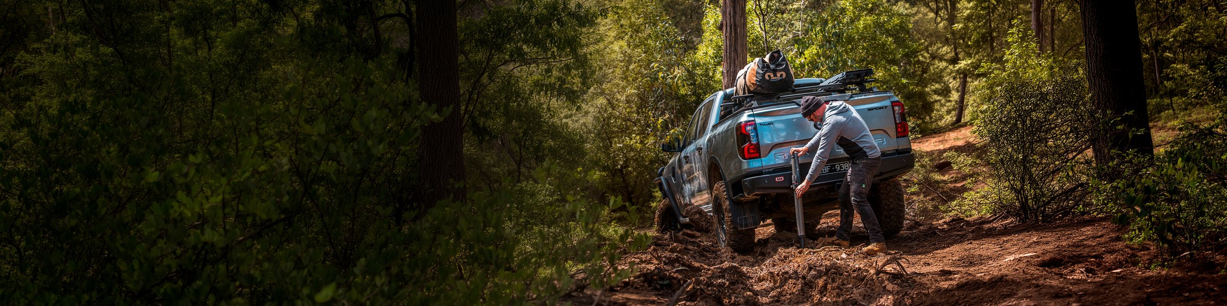 Ford Ranger equipada con accesorios ARB en un sendero de bosque